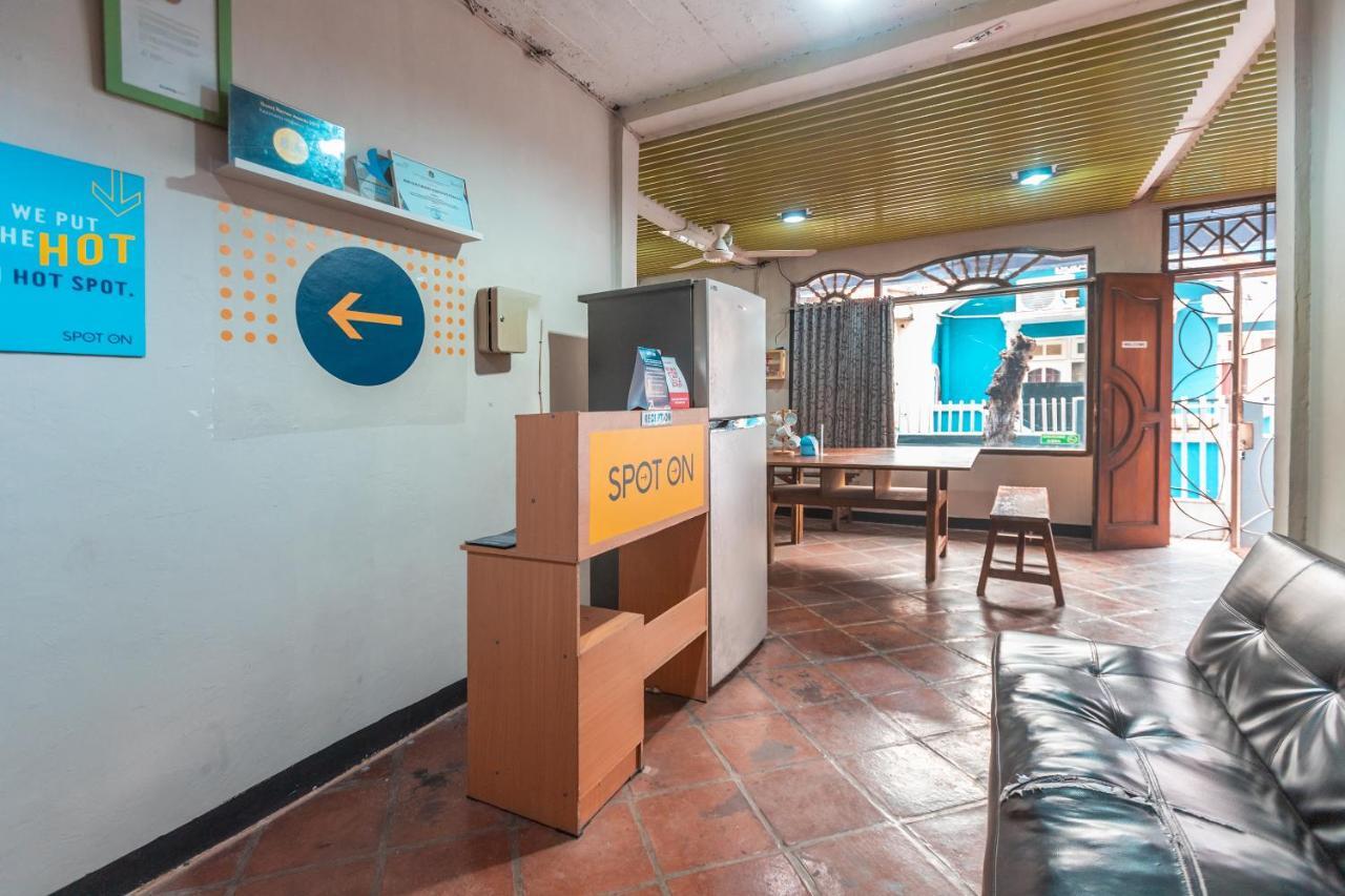 Spot On 2033 Kayumanis Homestay Syariah Jakarta Exterior photo