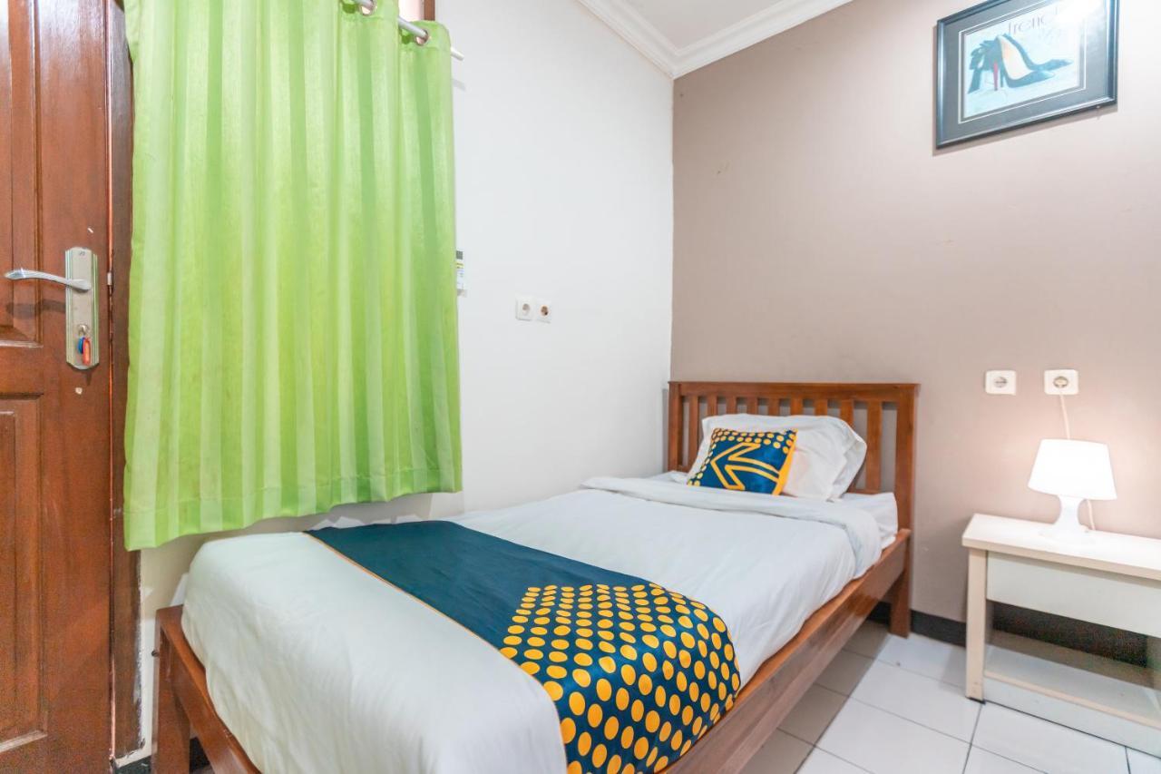Spot On 2033 Kayumanis Homestay Syariah Jakarta Exterior photo