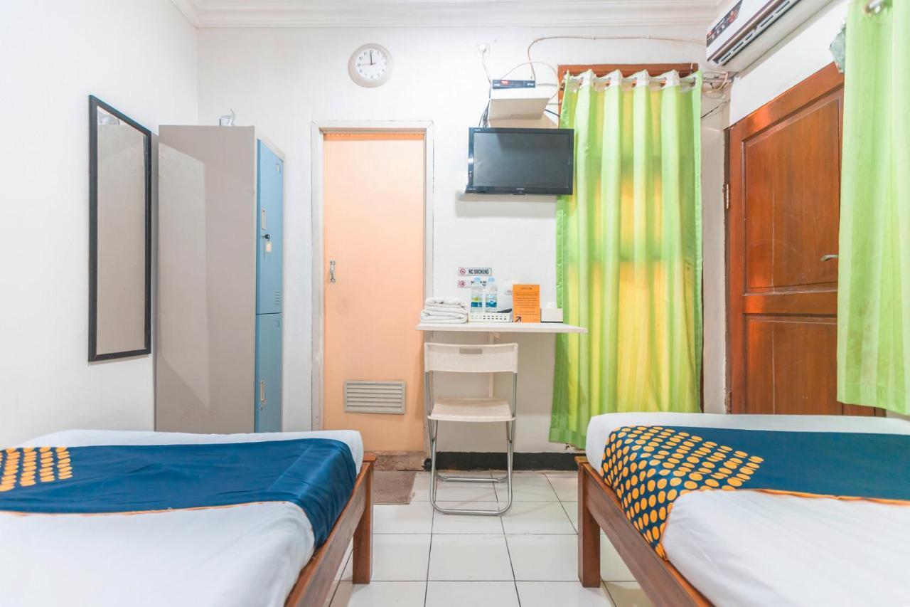 Spot On 2033 Kayumanis Homestay Syariah Jakarta Exterior photo