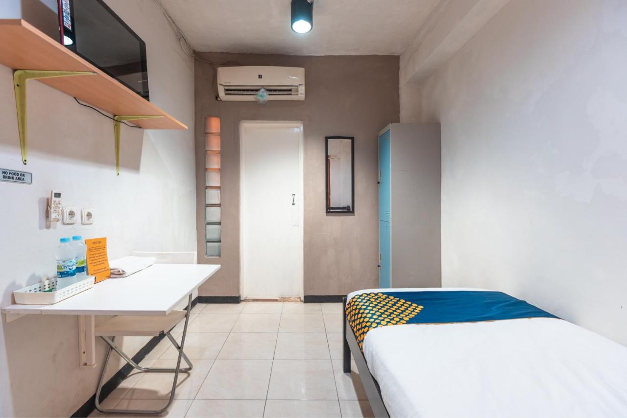 Spot On 2033 Kayumanis Homestay Syariah Jakarta Exterior photo