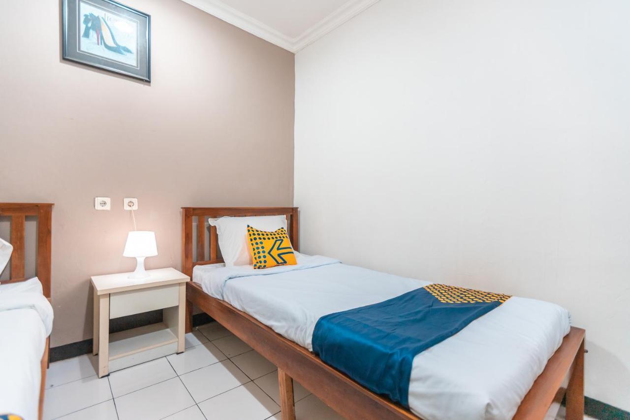Spot On 2033 Kayumanis Homestay Syariah Jakarta Exterior photo
