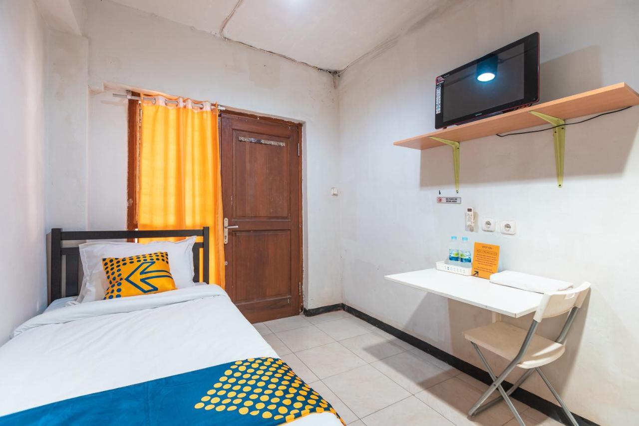 Spot On 2033 Kayumanis Homestay Syariah Jakarta Exterior photo